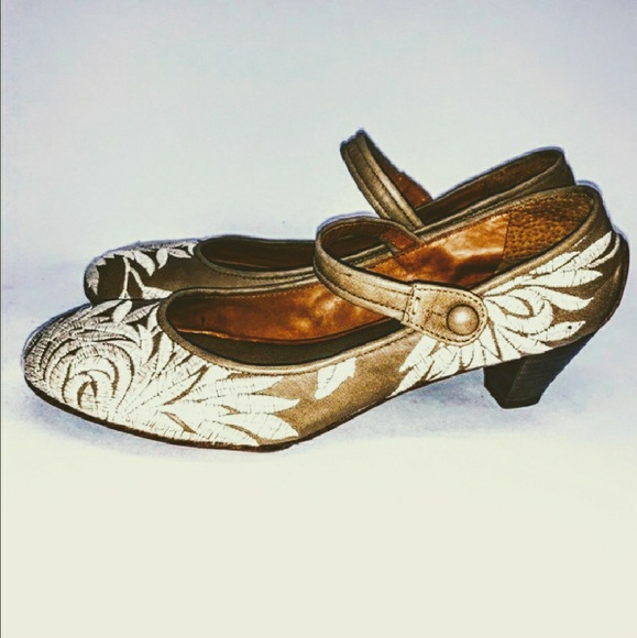 π΄HPπ΄BCBG Max Azria Mary Jane Pumps - Picture 2 of 6